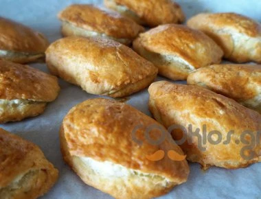 Η συνταγή της ημέρας: Tυροπιτάκια με ελαιόλαδο